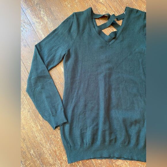 Love Ellie Hunter Green Crossback Sweater size SM - Picture 2 of 7